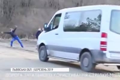 На Львівщині зняли кліп про бездоріжжя