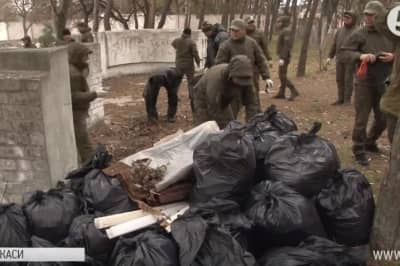 В Черкассах горожане сами очистили от мусора побережье Днепра