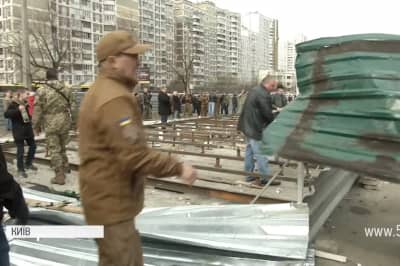 На Троєщині розгромили забудову торговельного павільйону