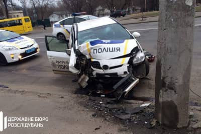 Розбите поліцейське авто