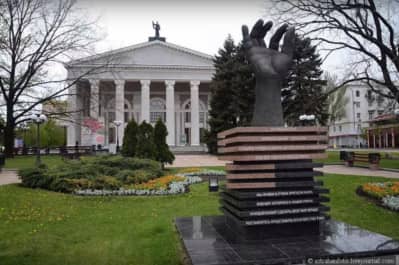 Скульптура італійського художника Лоренцо Куїна в Донецьку