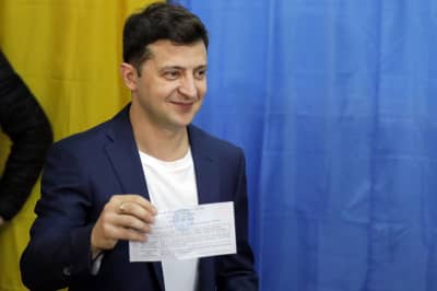 Зеленский показал бюллетень, нарушив тайну голосования