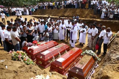 Поховання жертв терактів на Шрі-Ланці