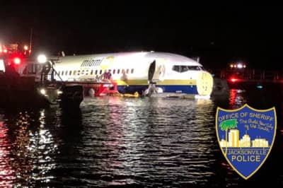 У США літак в'їхав у річку