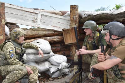 Сирский проверил готовность войск на передовых позициях