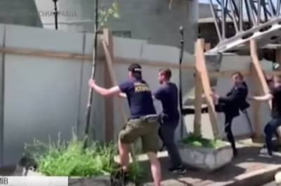 Активисты С14 и "Нацкорпуса" снесли забор на аллее Героев Небесной Сотни