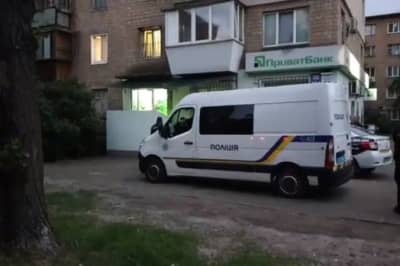Правоохранители возле отделения банка