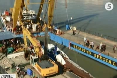 Підняття затонулого катера в Будапешті
