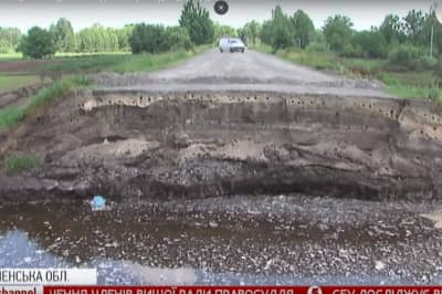Воронка на дороге