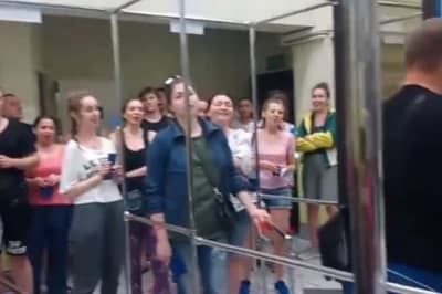 Хор Харьковского театра оперы и балета спел "Щедрика" на границе с Польшей