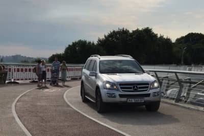 Mercedes на пешеходном мосту