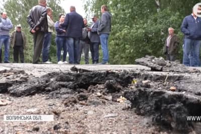 На Волыни новый асфальт снимают руками
