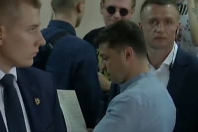 Володимир Зеленський голосує