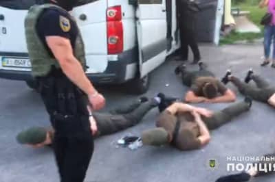 Неизвестные люди на подъезде к столице