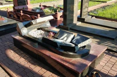 Розбитий пам'ятник бійця АТО