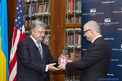 Вручение Порошенко награды "Международный государственный деятель"