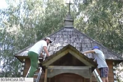 Як іноземні волонтери приводять до ладу музей-скансен на Волині