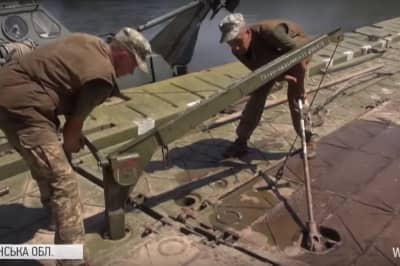 Военные ремонтируют понтонную переправу