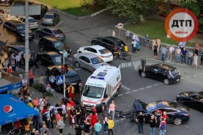 У центрі Києва Range Rover влетів у натовп пішоходів