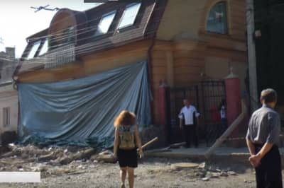 Упала стіна в будинку