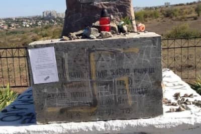 Обмальований пам'ятник жертвам Голокосту на Миколавщині