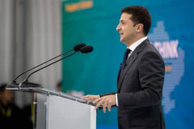 Володимир Зеленський виступає на форумі