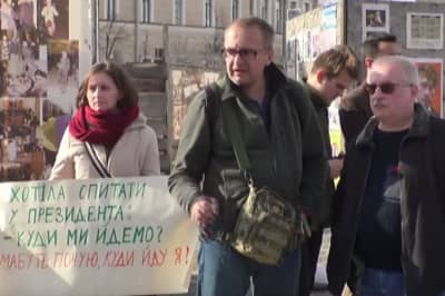 В Харькове Зеленского встречали пикетом "Нет капитуляции"