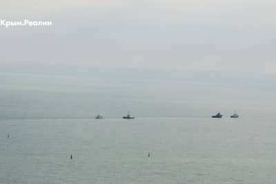 Захоплені українські військові кораблі виводять з окупованої Керчі