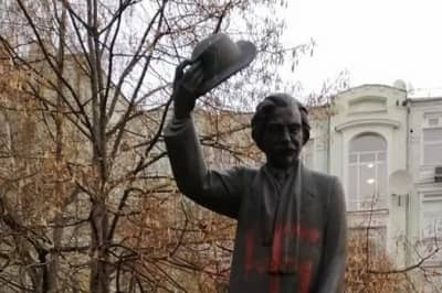 Вандалы обрисовали памятник Шолому-Алейхему свастикой