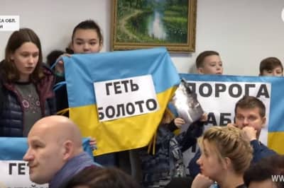 Жители Броваров в который раз просят заасфальтировать 900 метров дороги