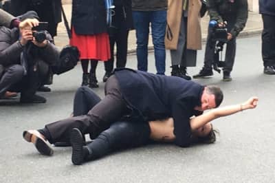 Акция Femen возле Елисейского дворца