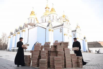 Фонд Порошенка передав подарунки в ПЦУ