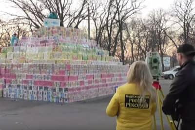 Піраміда з подарунків в Одесі