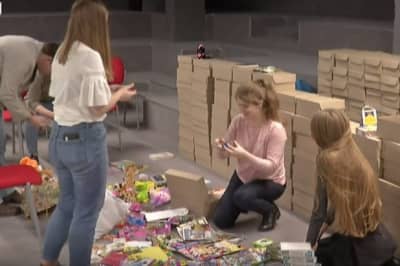 В офисе "ЕС" паковали детские подарки