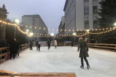 Возле Офиса президента открыли каток
