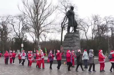 В Одессе сторонники скандинавской ходьбы "привлекли настоящую новогоднюю погоду"