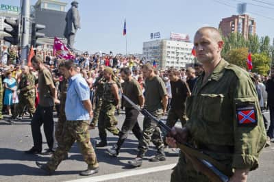 Оккупанты ведут пленных украинцев по Донецку, 24 августа 2014