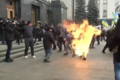 Мужчина поджег себя под ОП