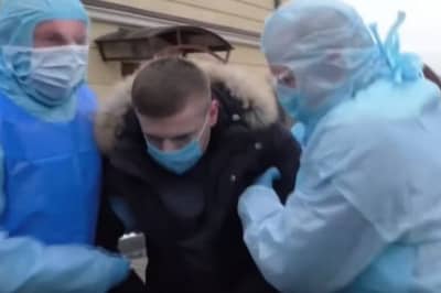 Врачи осматривают пациента