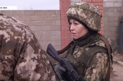 Женщины на востоке наравне с мужчинами защищают страну