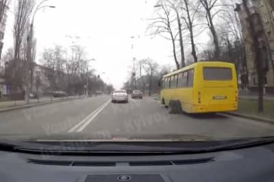 У киевской маршрутки отвалилось колесо

