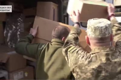 Військові розбирають коробки