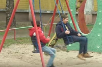 Дети на качели