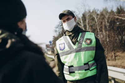 Правоохранители в масках