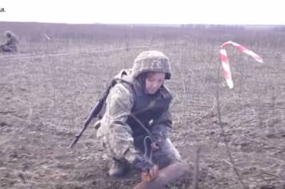 бойцы саперных подразделений разминируют зону ООС