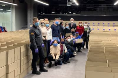 Депутаты "ЕС" пакуют карантинные наборы для людей из так называемой "группы риска"