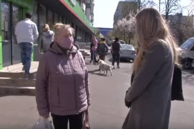 Пенсіонерка біля магазину