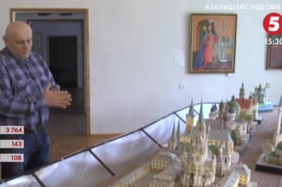пенсіонер майструє зменшен копії пам'яток