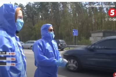 Волонтери міряють температуру
