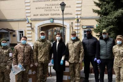 Марина Порошенко передала у Київський військовий госпіталь захисні костюми для лікарів та великодні паски